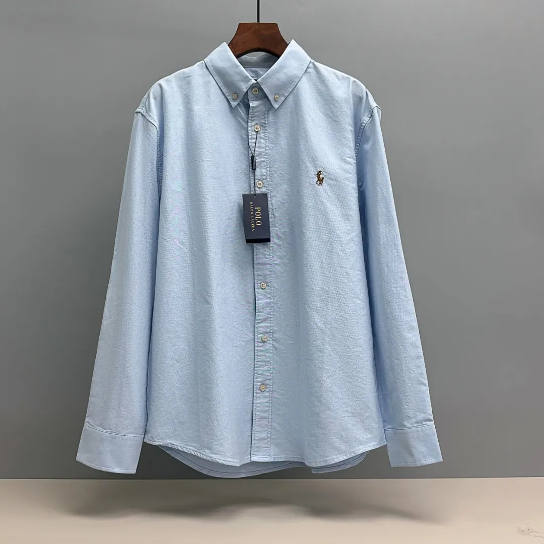 P210 Ralph Lauren/Ralph Lauren cotton oxford embroidered shirt uses 100% cotton oxford fabric. The unique texture of oxford is more textured than ordinary cotton shirts. The 100% cotton material makes it have good breathability. High fabric strength and good wear resistance. Comfortable to wear. Not easy to sweat. Loose fit. The upper body is three-dimensional. The lines are smooth and natural. From the shoulder line to the waistline to the hem, the line transition is smooth. There are no unnecessary folds or accumulations. The whole body is neat and stretched. The chest is embellished with the iconic pony embroidery. Simple but highly recognizable. The color transition of the embroidery thread is natural. The stitches are even and uniform in spacing and size. The stitches can also be connected naturally. The lines are smooth and not stiff. Size: S M L XL